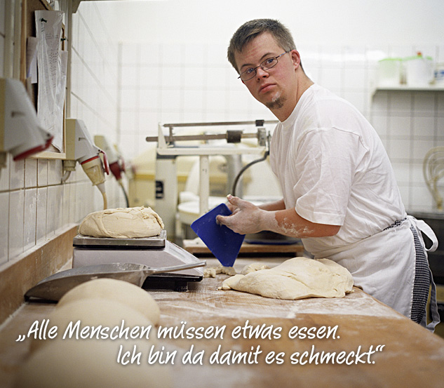 Werkstatt befähigt - Ein Bäcker bei der Arbeit.