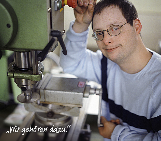 Werkstatt befähigt - Arbeiten an der Fräsmaschine.