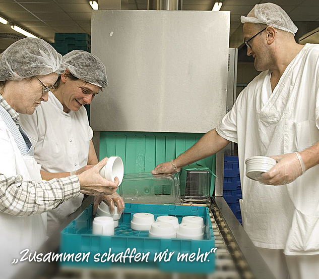 Werkstatt befähigt - Team befüllt den Geschirrspüler. Werkstatt befähigt - Team befüllt den Geschirrspüler.
