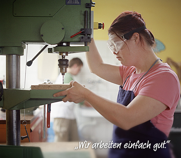 Werkstatt befähigt - Arbeiten an der Tischbohrmaschine.